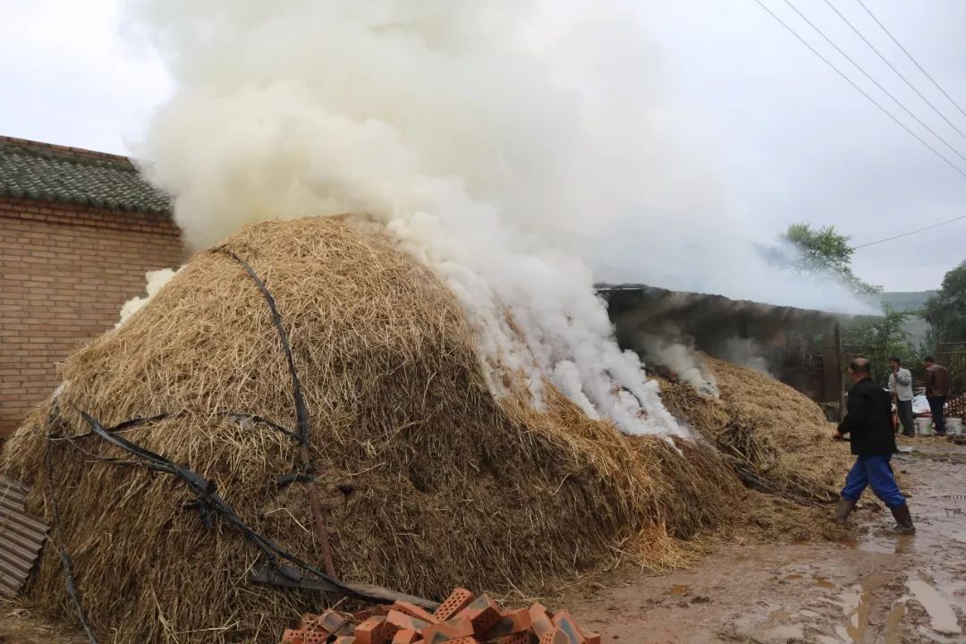 中队到场后发现,起火物为村民房后的草垛,紧靠村民房屋,如果不迅速