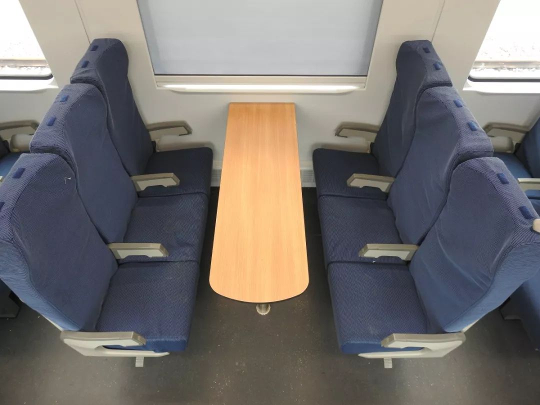 在上海南站开通的绿巨人复兴号动车长啥样一大波实景图来了