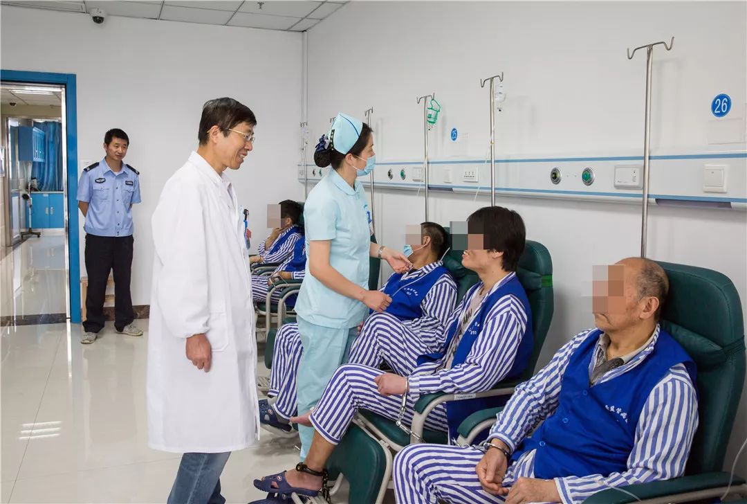 省公安厅监管总队总队长郑在轩一行在参观视察了东方总院公安监管病区