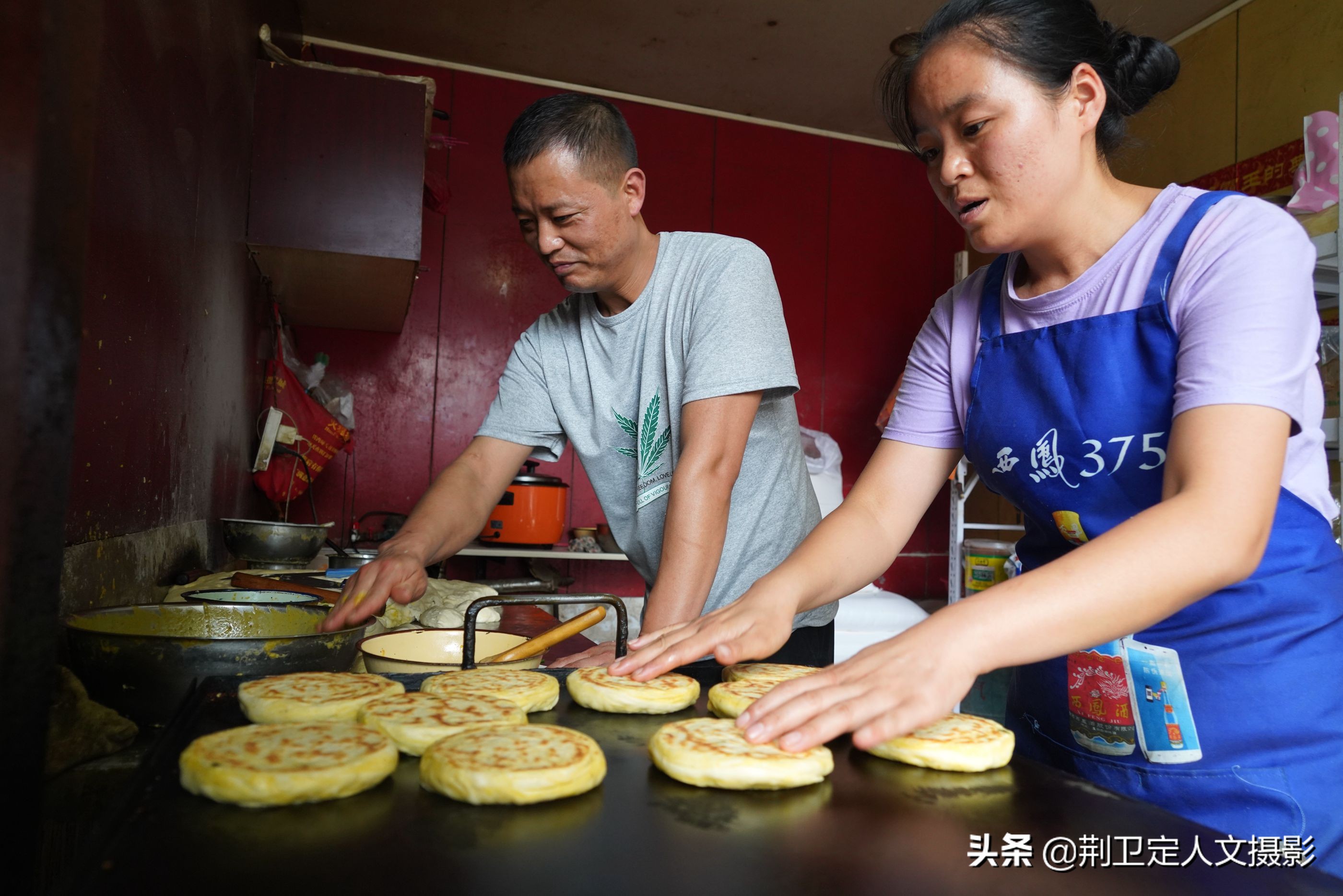 1 12 陕西省洛南县城的一个街头小饼子店前,每天买小饼子的食客总是