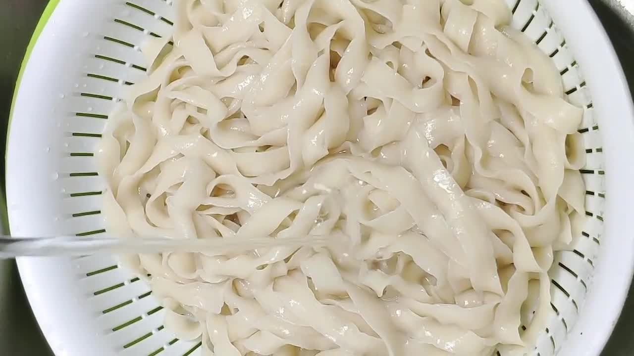 原创陕西传统油泼面,2毫米的面片"吃口"最佳,西安美食经典符号!