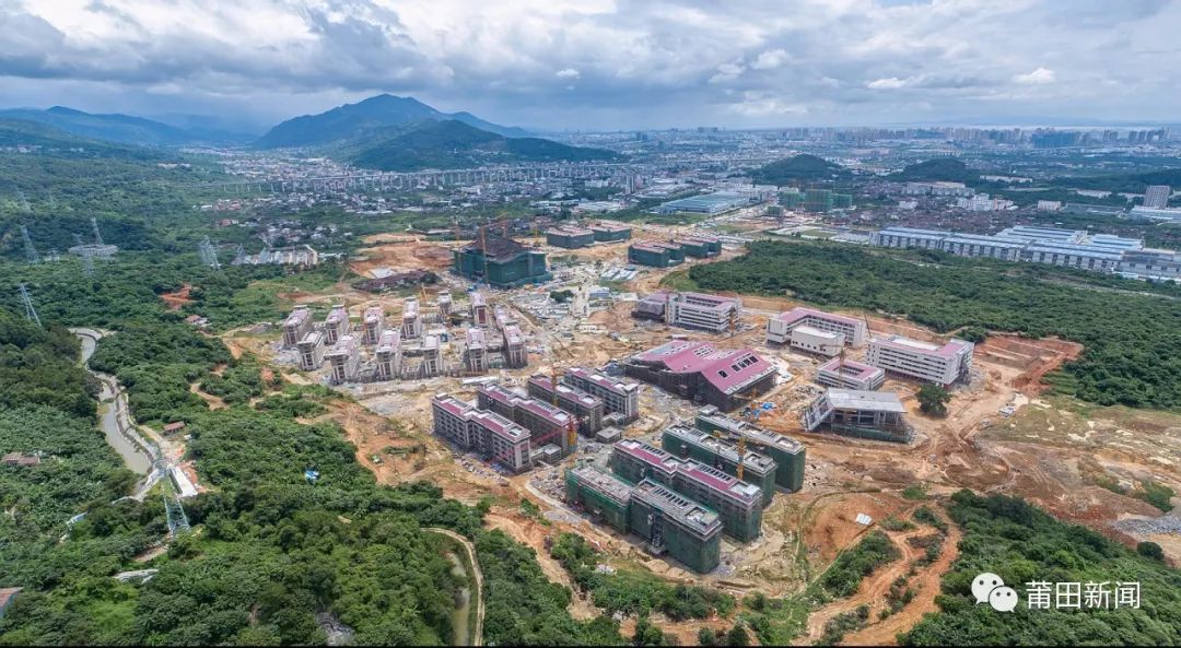 據介紹,莆田學院遷建工程總建築面積約60萬平方米,佔地面積近2000畝