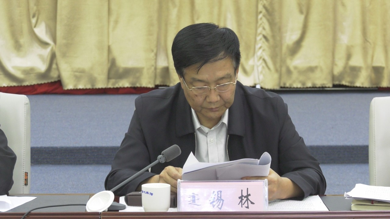 西乌旗政府召开理论学习会议