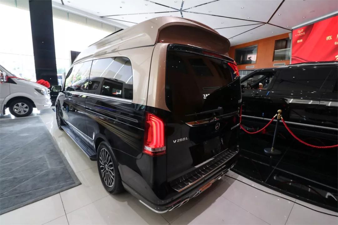 为大奔镀上了金身这款奔驰七座高顶加长mpv配置够顶档次太到位了
