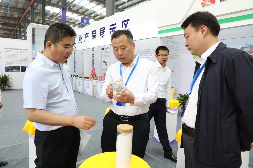 延安市首届工业产品宣传展示及推介销售会在延安举办,县委书记李志锋