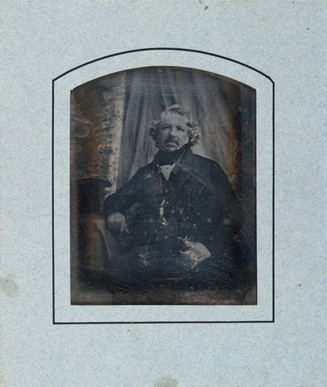 银版摄影法照片中的摄影术发明者达盖尔,摄于1844年.