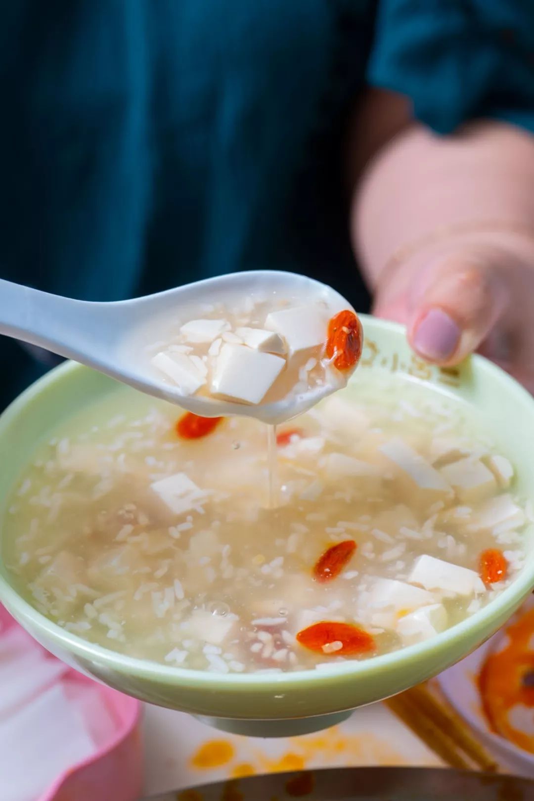 小塊豆花順著酒香四溢的醪糟滑入嘴裡瞬間解除了辣意回味甘香悠長一碗