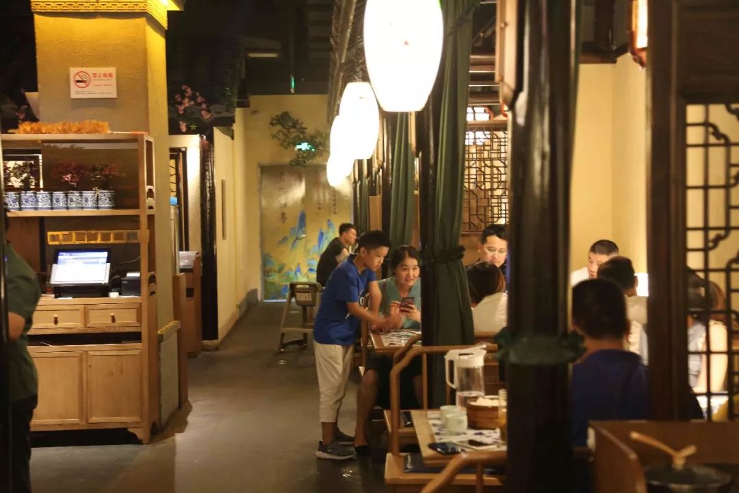 仲尼:高邮世贸3楼苏乡兰亭太火,每天门口排满了人!_扬州