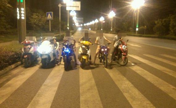 忍无可忍终于有市民对鬼火少年出手已有车手被砍手