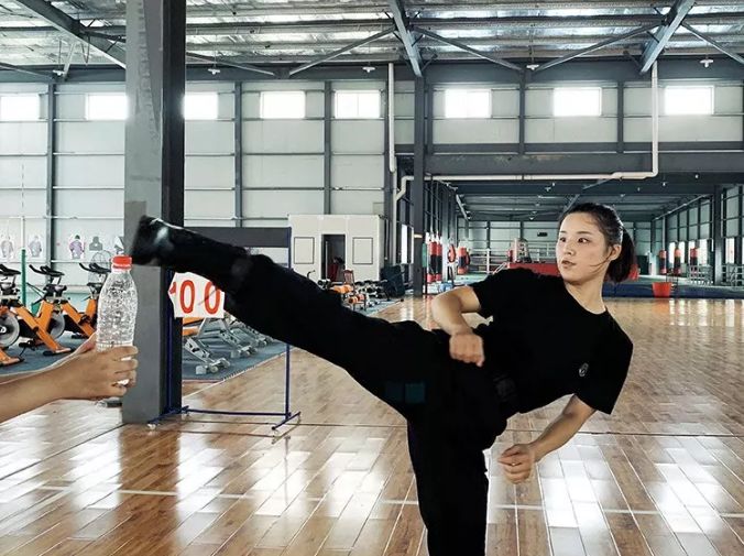 巾帼不让须眉90后女警花霸气外漏再凶狠的歹徒照样被她拿下