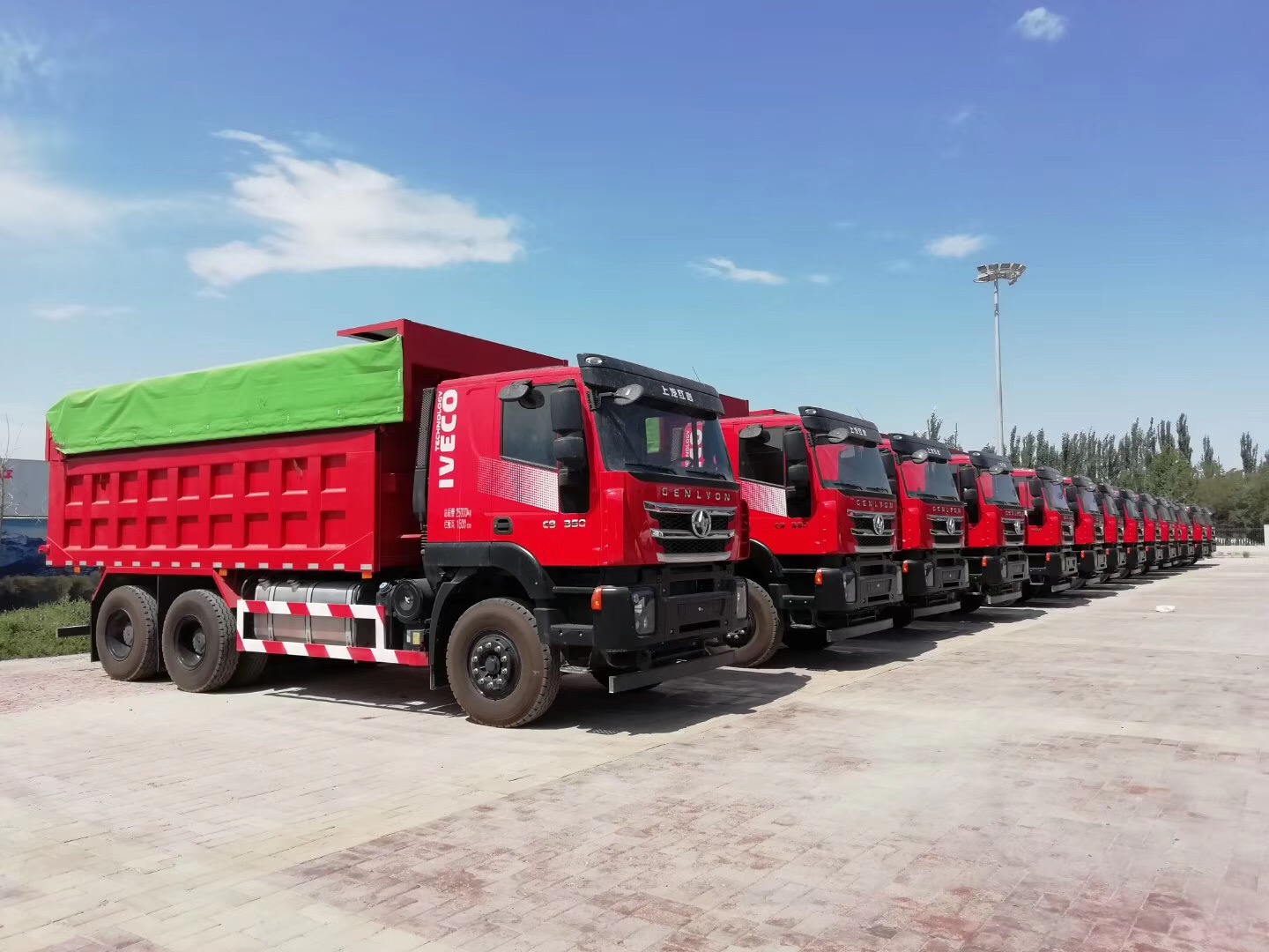 上汽红岩助力新疆精准扶贫项目疏勒阳光车队正式启动