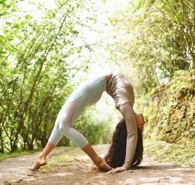 3个经典瑜伽塑形动作甩掉游泳圈告别小肚腩回归纤细腰身