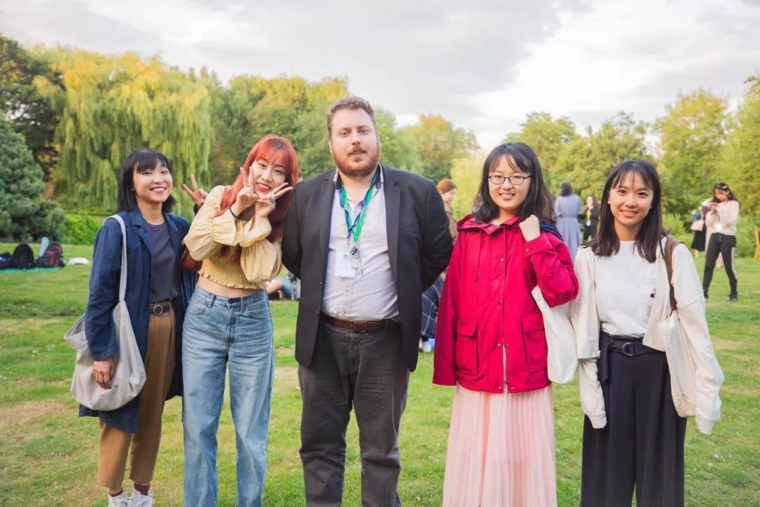 刘潇玥:@这里同样也是,你靠近的时候云都下降的玫瑰之国.