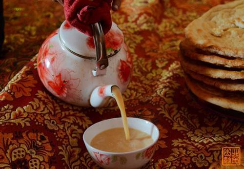 新疆奶茶配馕更好吃哦!