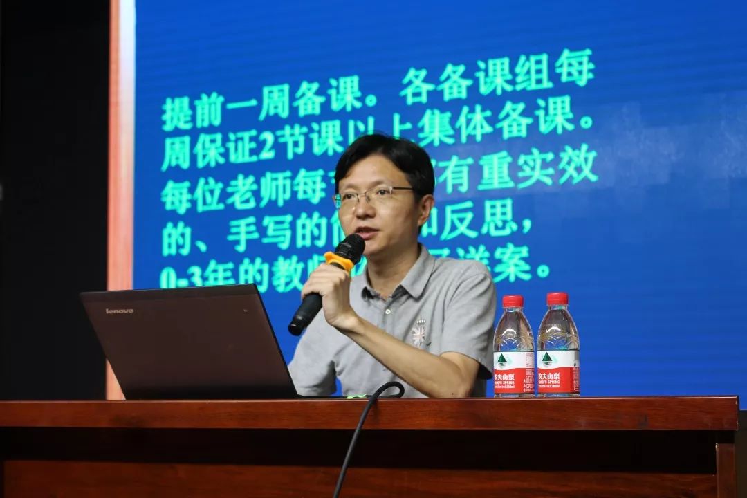 1认真落实八项常规潘伟明校长强调教学工作中要切实落实备课,上课