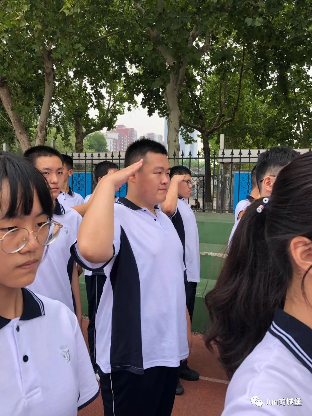 站军姿敬军礼我是认真的