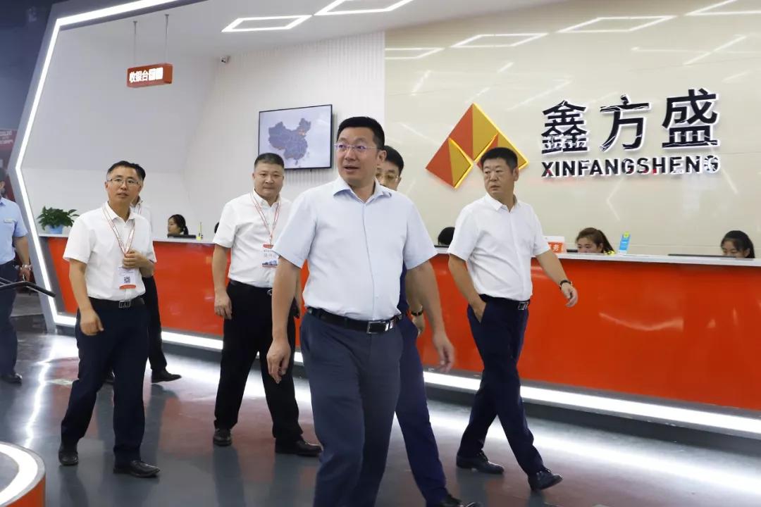 在集团领导的陪同下,北新建材董事长王兵一行人参观了鑫方盛工业品