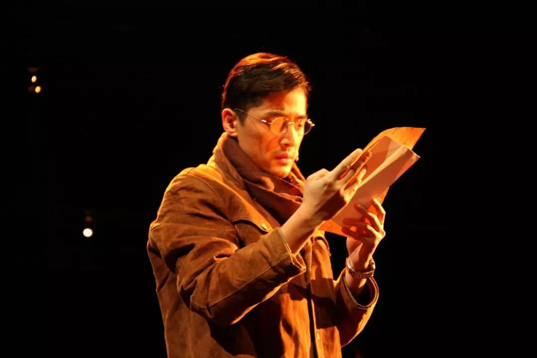 胡歌在话剧《如梦之梦》中扮演五号病人当时,朋友的反应是胡歌疯了,在