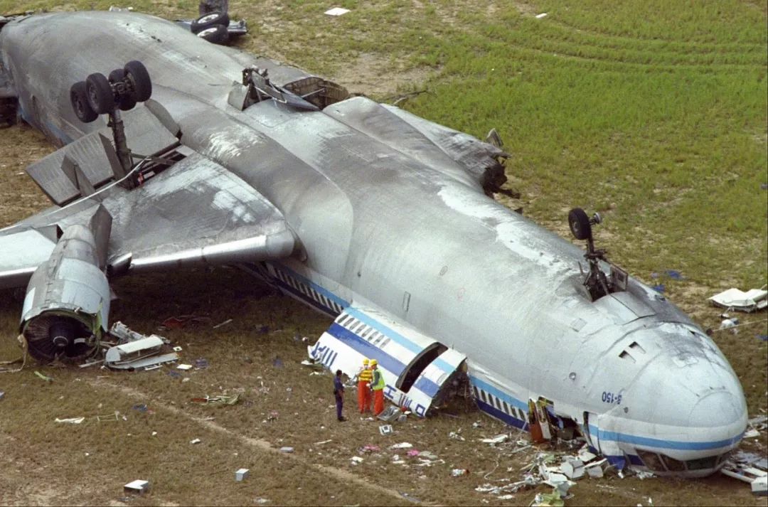 1999年,华航642航班,台风天中降落香港失事