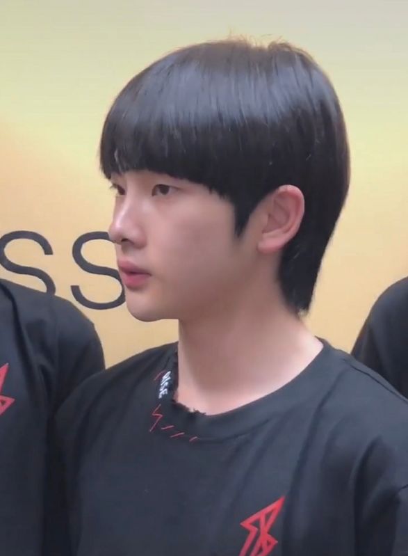 无滤镜无美颜下的r1se周震南胖了何洛洛有点油他成这样