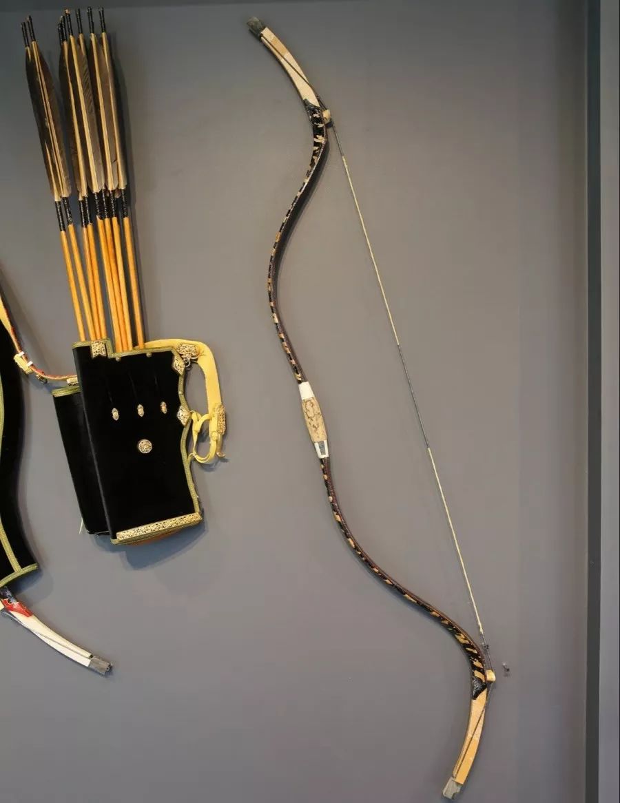 下面这副装弓和装箭的器具叫櫜鞬[gāo jiān],是周晓初参照故宫