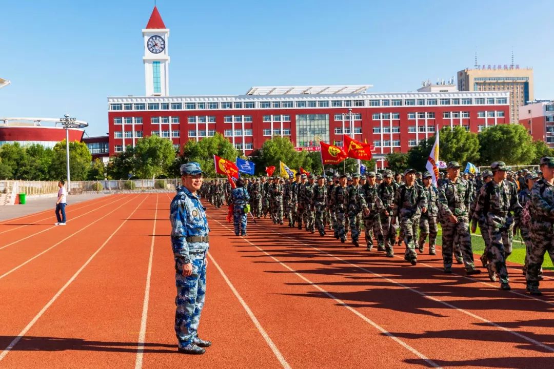 通辽五中开学第一课2019级军训汇报表演暨开学典礼顺利召开