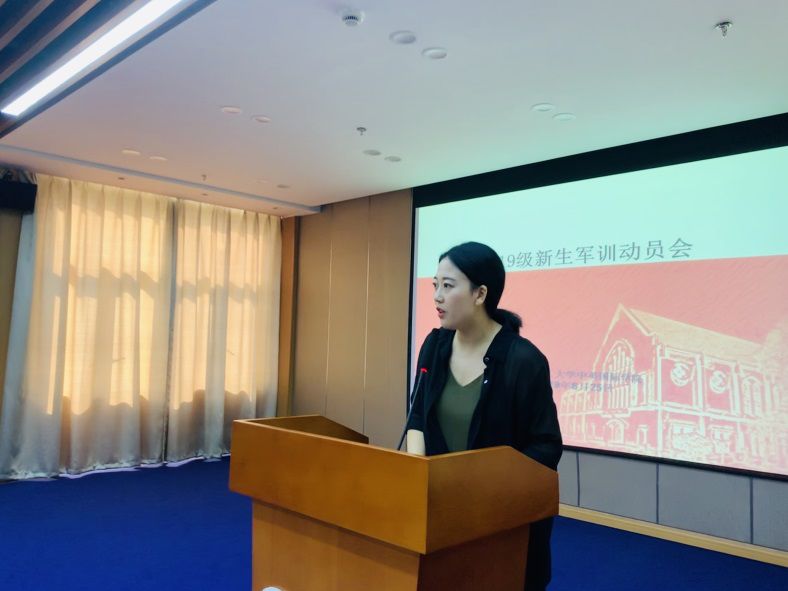 动员大会在雄壮的国歌声中拉开了帷幕,负责人陈璇老师首先对全体大一