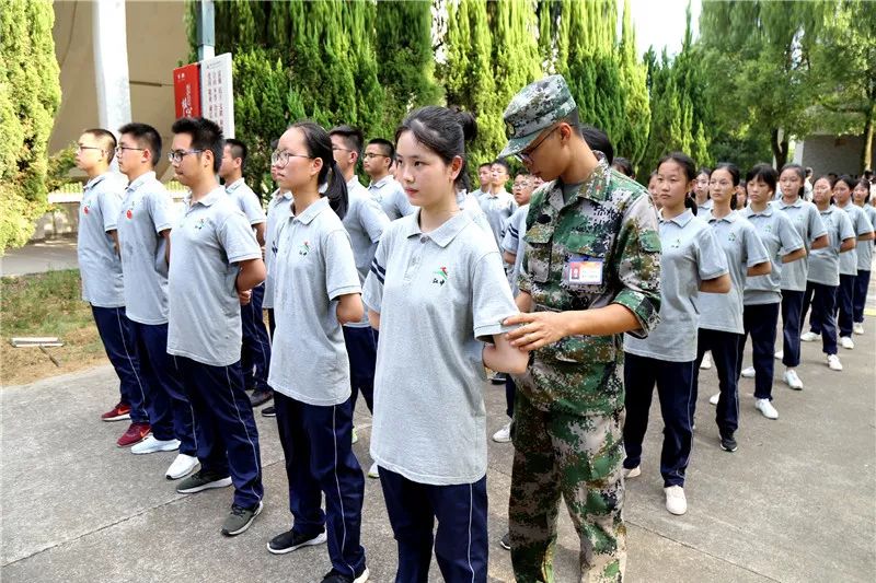 2019新生軍訓熱血的青春勵志的軍魂文末附精彩視頻