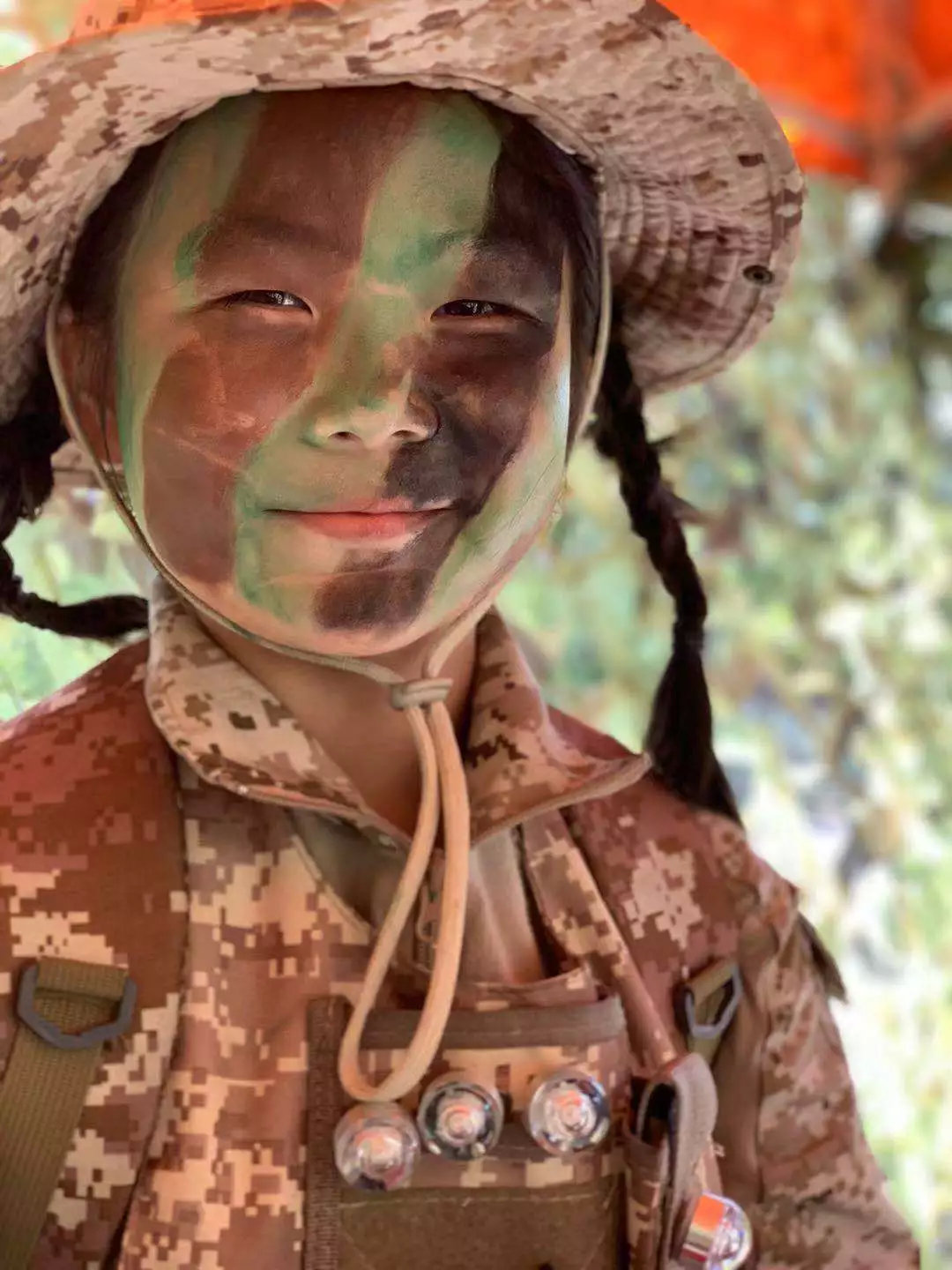 为什么脸上要涂满迷彩油膏呢?