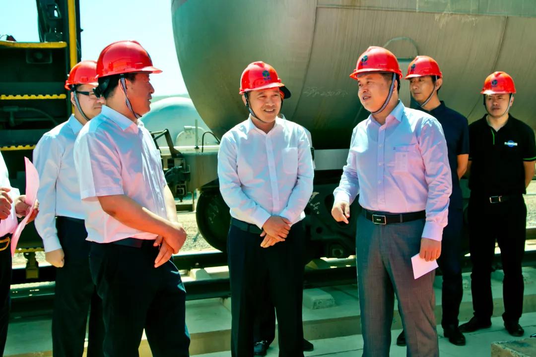 满载2400吨炼化产品的货运班列从恒力石化(大连长兴岛)产业园首发!