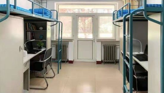 在鹏远公寓app上,原有标注价格达16640元的豪华二人间已被撤下,取而代