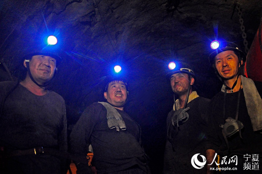 记者跟随煤矿工人,进入神华宁夏煤业公司石槽村