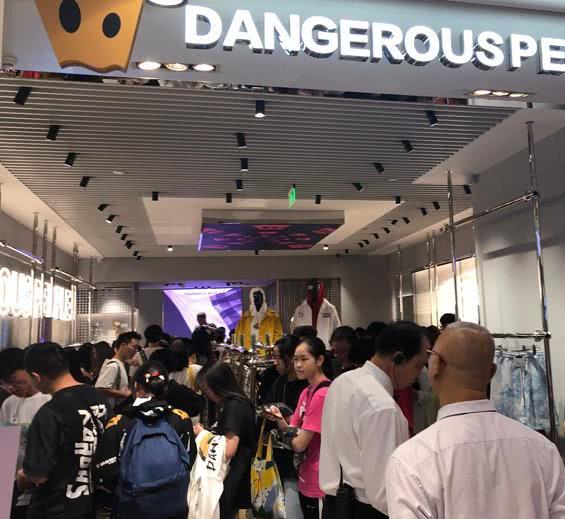 薛之谦服装店开业第一天就停业,原因让人哭笑不得,谦友:太难了