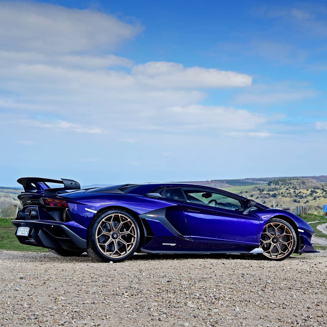 拥有强大v12引擎的兰博基尼aventadorsvj