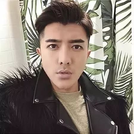 看完眼瞎了网上帅气的小哥哥现实中假脸假胸肌