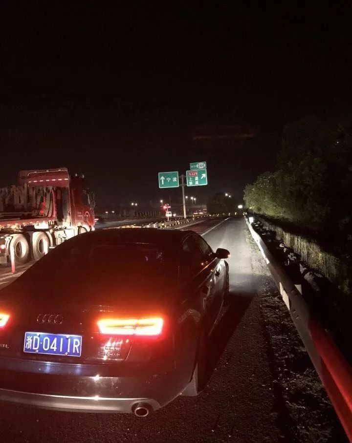 石狮高速路口一大货车钢管跌落,后面10多辆车都遭殃.