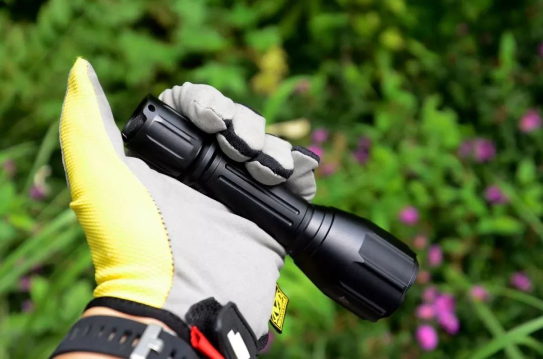 明亮悠长光耀远方纳丽德t7远射手电