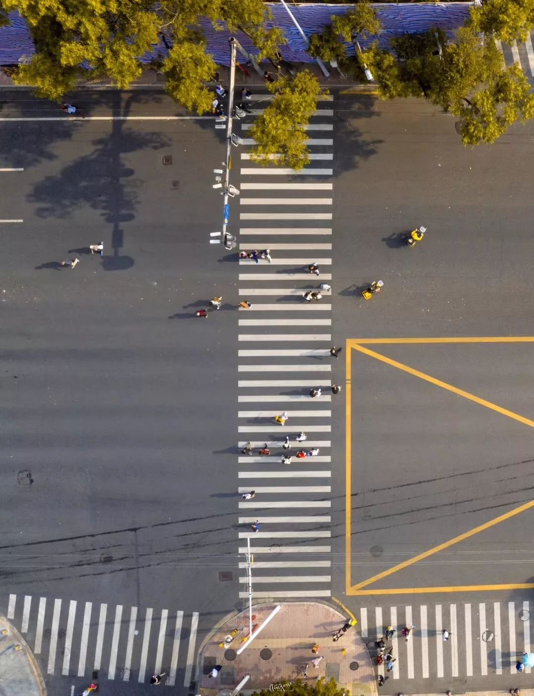 广州惊现彩虹斑马线美翻过马路要注意