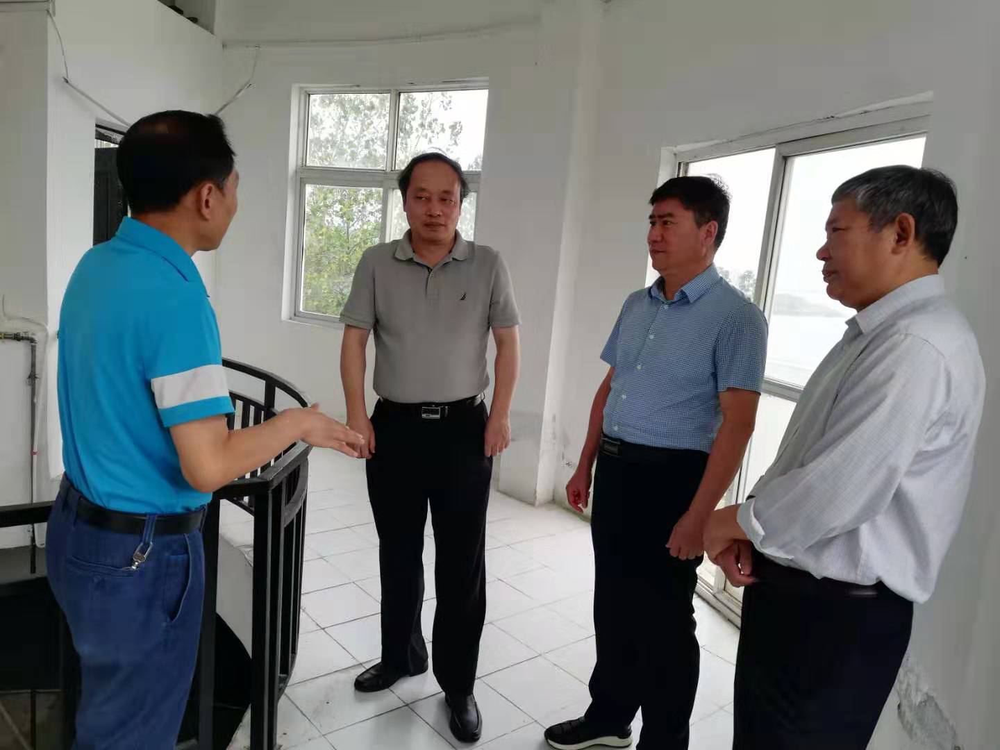 现场听取我市农村饮水安全工作汇报(左二为省水利厅厅长周汉奎)应城网