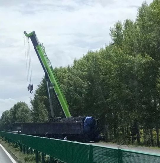 【城事】白城近日事故不断,满地碎屑,车辆被撞的几乎半废!