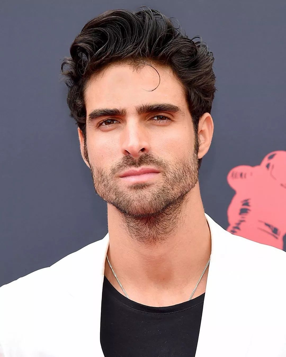 误会vma了,原来还有两个男模走红毯撑场!_serrano