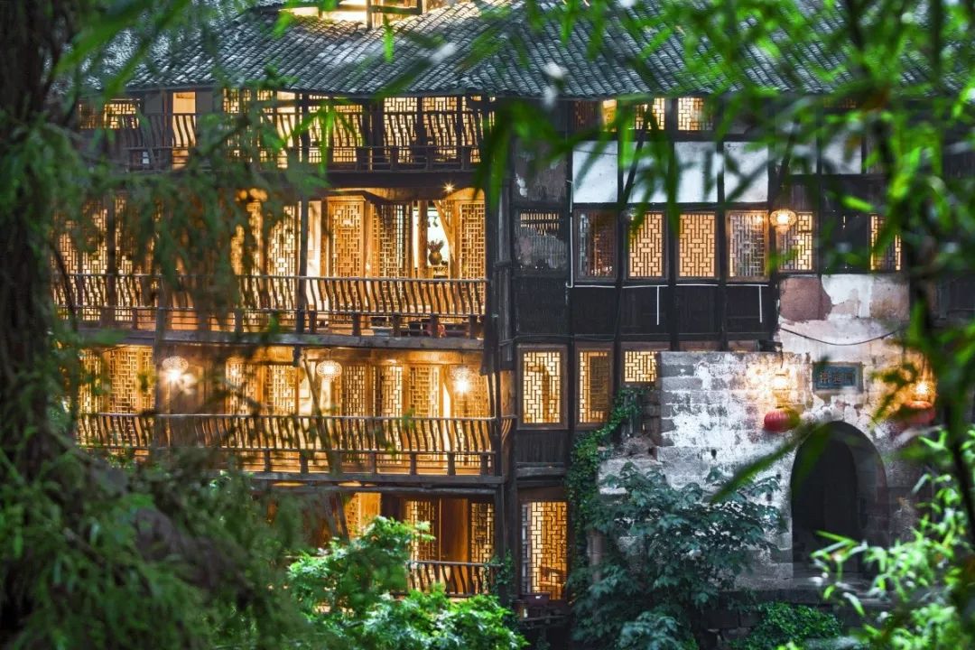 为孩子逃离北京,吊脚楼里的旅行者|max探索客