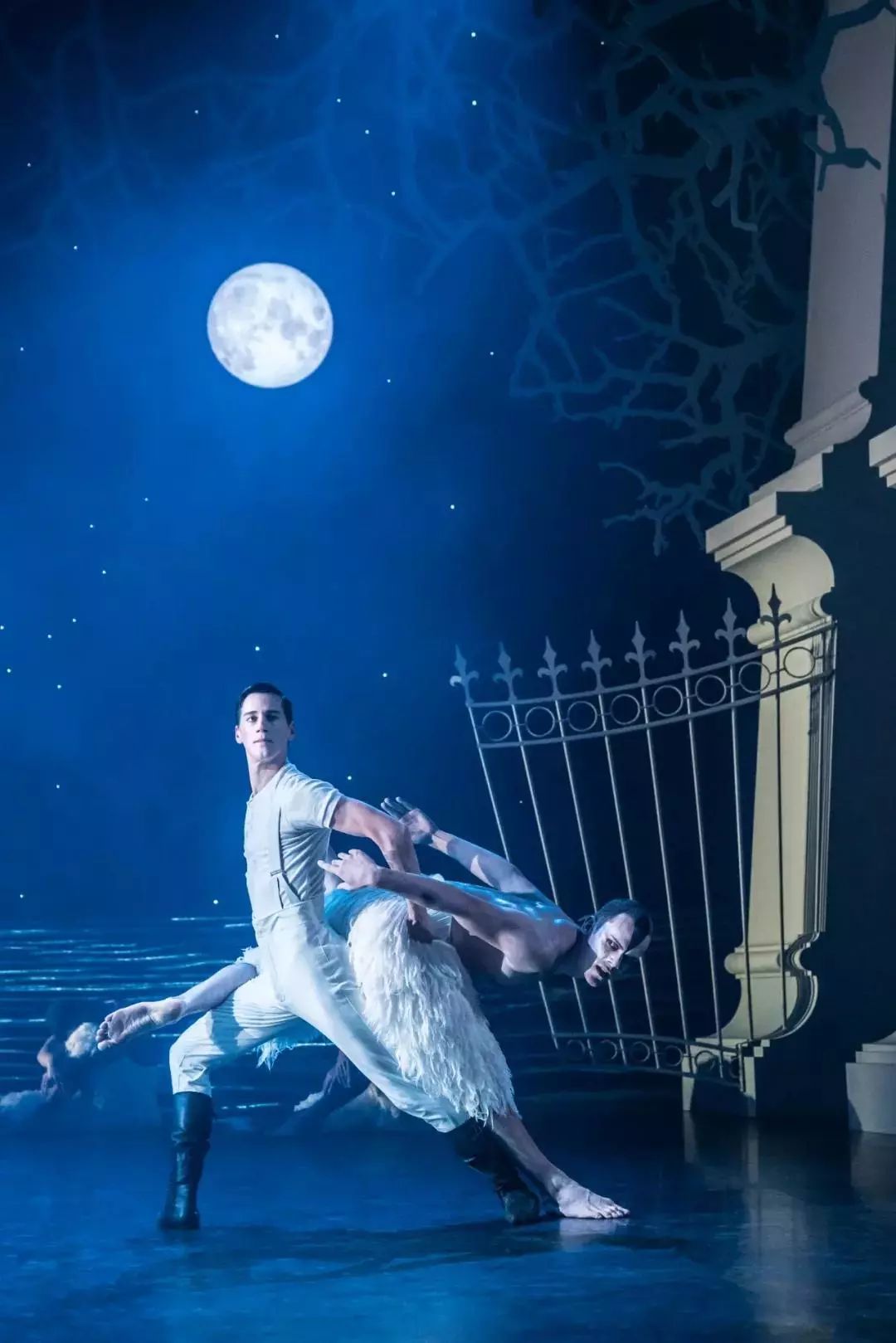 马修伯恩天鹅湖男舞者演绎的天鹅是什么样的