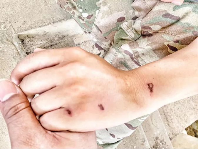 巾帼不让须眉90后女警花霸气外漏再凶狠的歹徒照样被她拿下