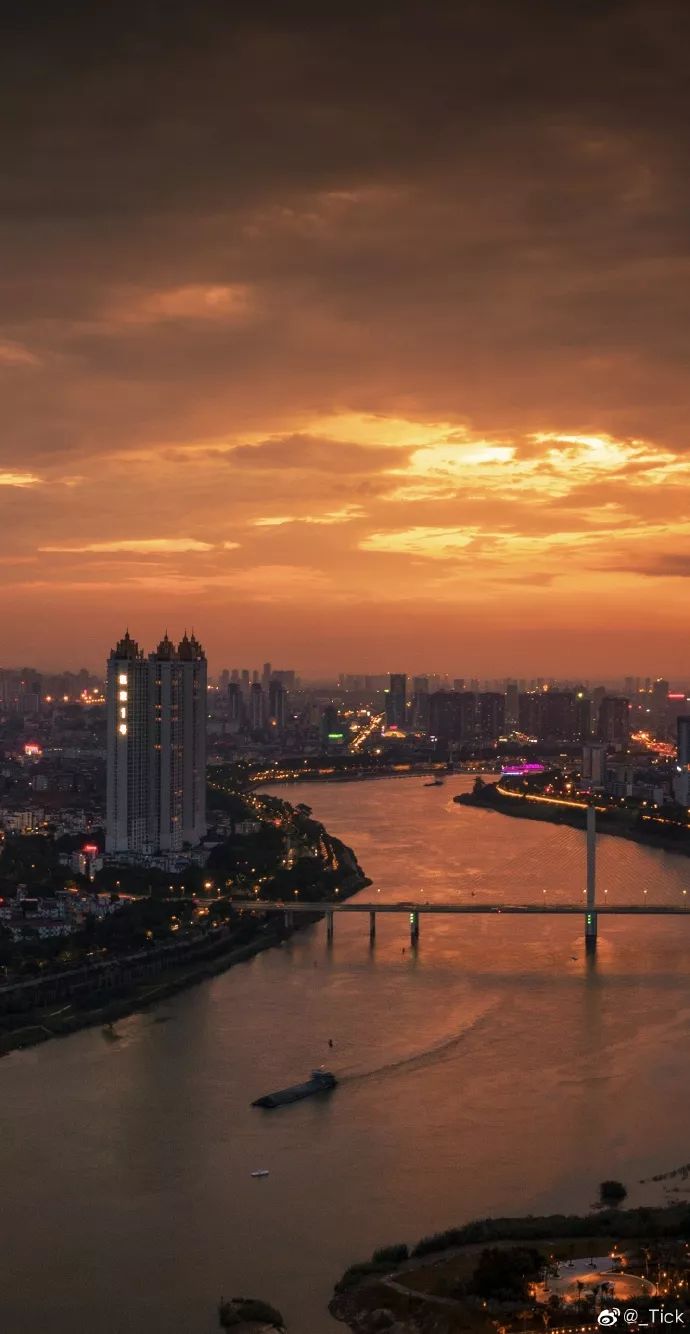 瑰丽无比不同地方,不同时间就如同打翻了的调色盘南宁晚霞(图片来源