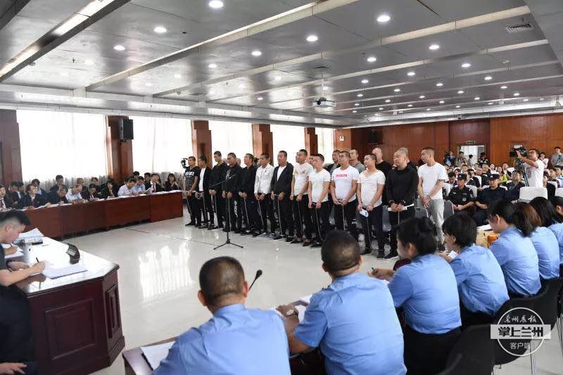 兰州城关一黑社会组织涉嫌聚众斗殴故意伤害24名主要成员受审