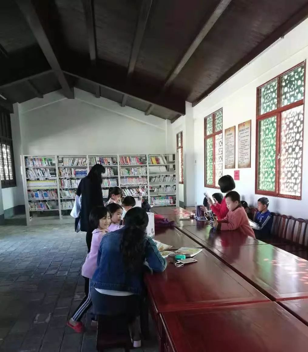 爱溪书屋读者众多全民阅读蔚然成风上杭县图书馆分馆侧记