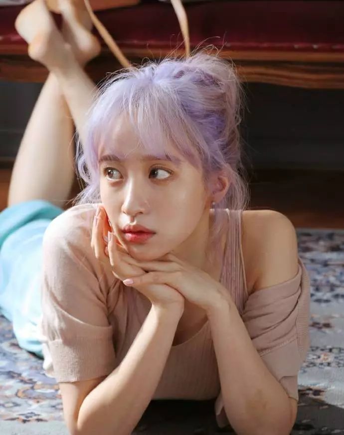 短发的韩国时尚达人irene kim把薄藤色玩到了极致薄藤粉,薄藤紫,双色