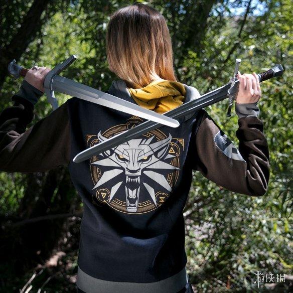 《巫师3》杰洛特双剑精美周边 拿上它们化身猎魔人_钢剑