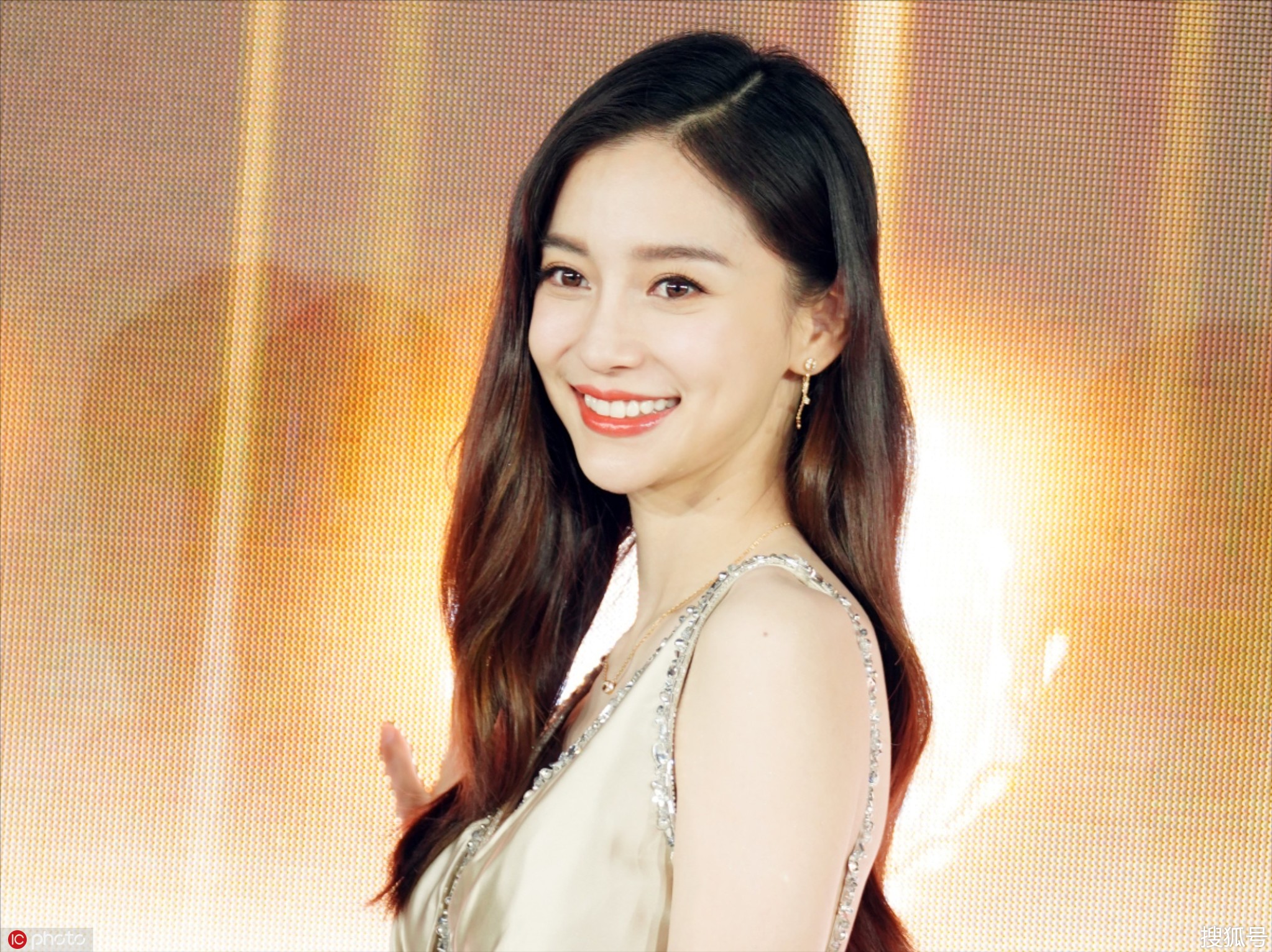 angelababy金色礼服闪闪会发光,唇色娇媚美若公主